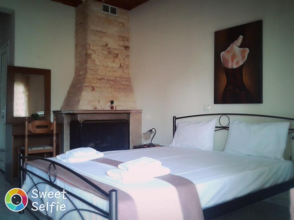 Guesthouse Adonis กาโต ลูตรากี ภายนอก รูปภาพ