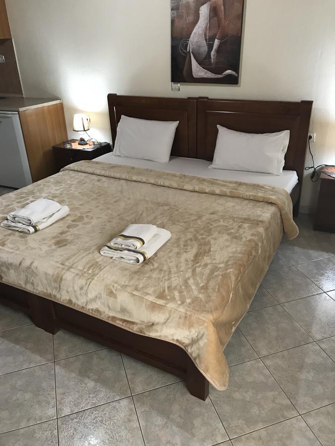 Guesthouse Adonis กาโต ลูตรากี ภายนอก รูปภาพ