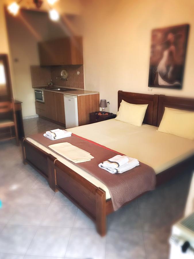 Guesthouse Adonis กาโต ลูตรากี ภายนอก รูปภาพ